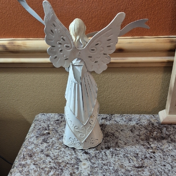 Source Unknown Serene Angel Sculpture in Cream and White, Metal. - Picture 4 of 7